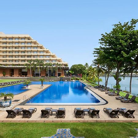 Cinnamon Lakeside Colombo Ngoại thất bức ảnh The pool at the Taj Bengal