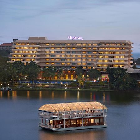 Cinnamon Lakeside Colombo Ngoại thất bức ảnh The hotel and the floating restaurant