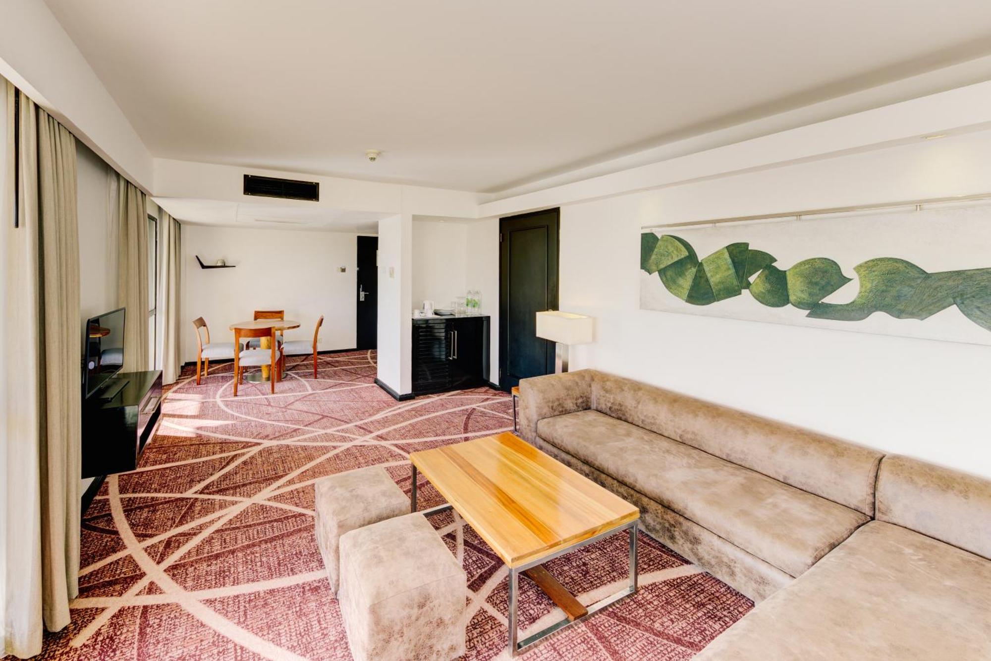 Cinnamon Lakeside Colombo Ngoại thất bức ảnh A suite at the hotel