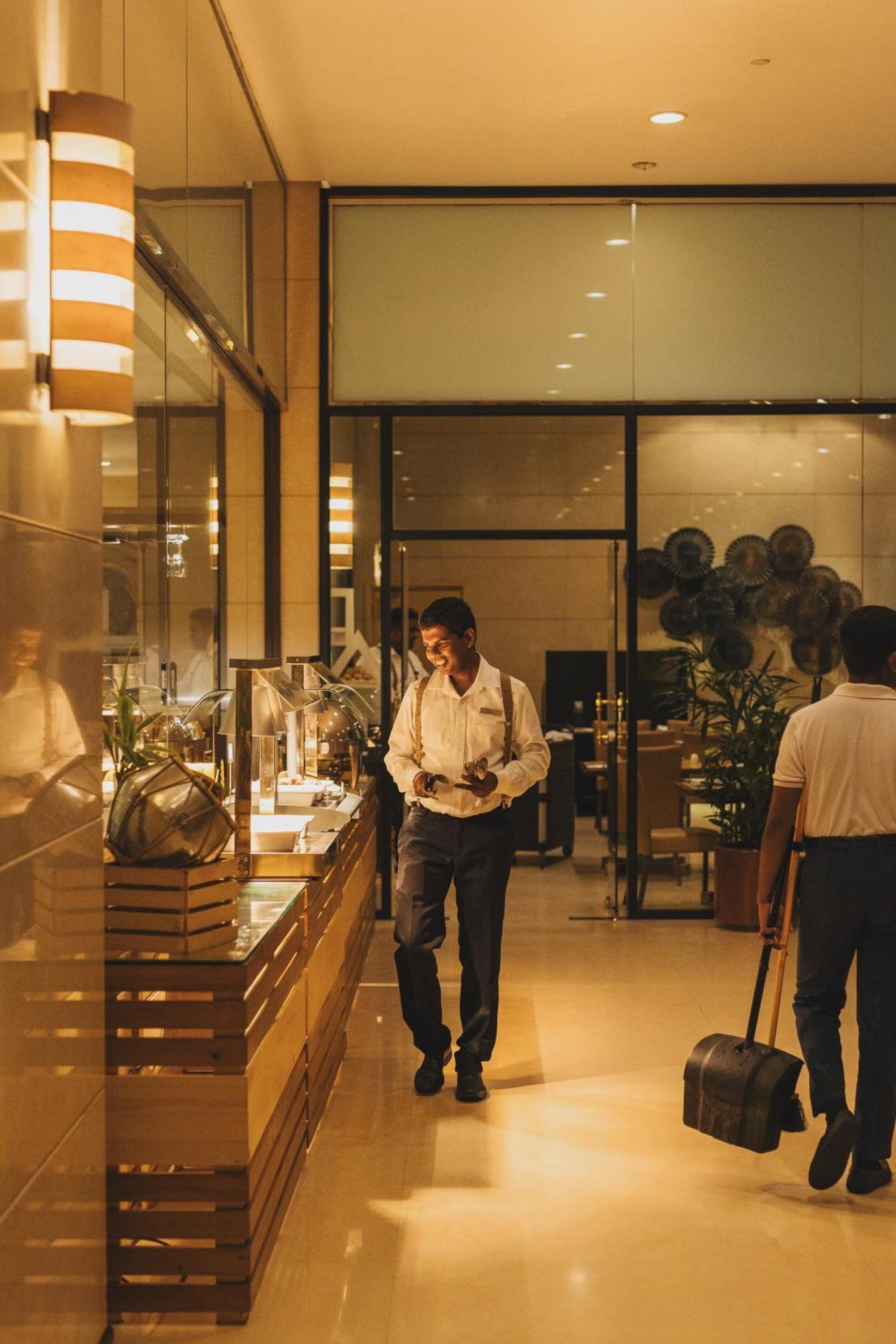 Cinnamon Lakeside Colombo Ngoại thất bức ảnh A coffee shop in the airport