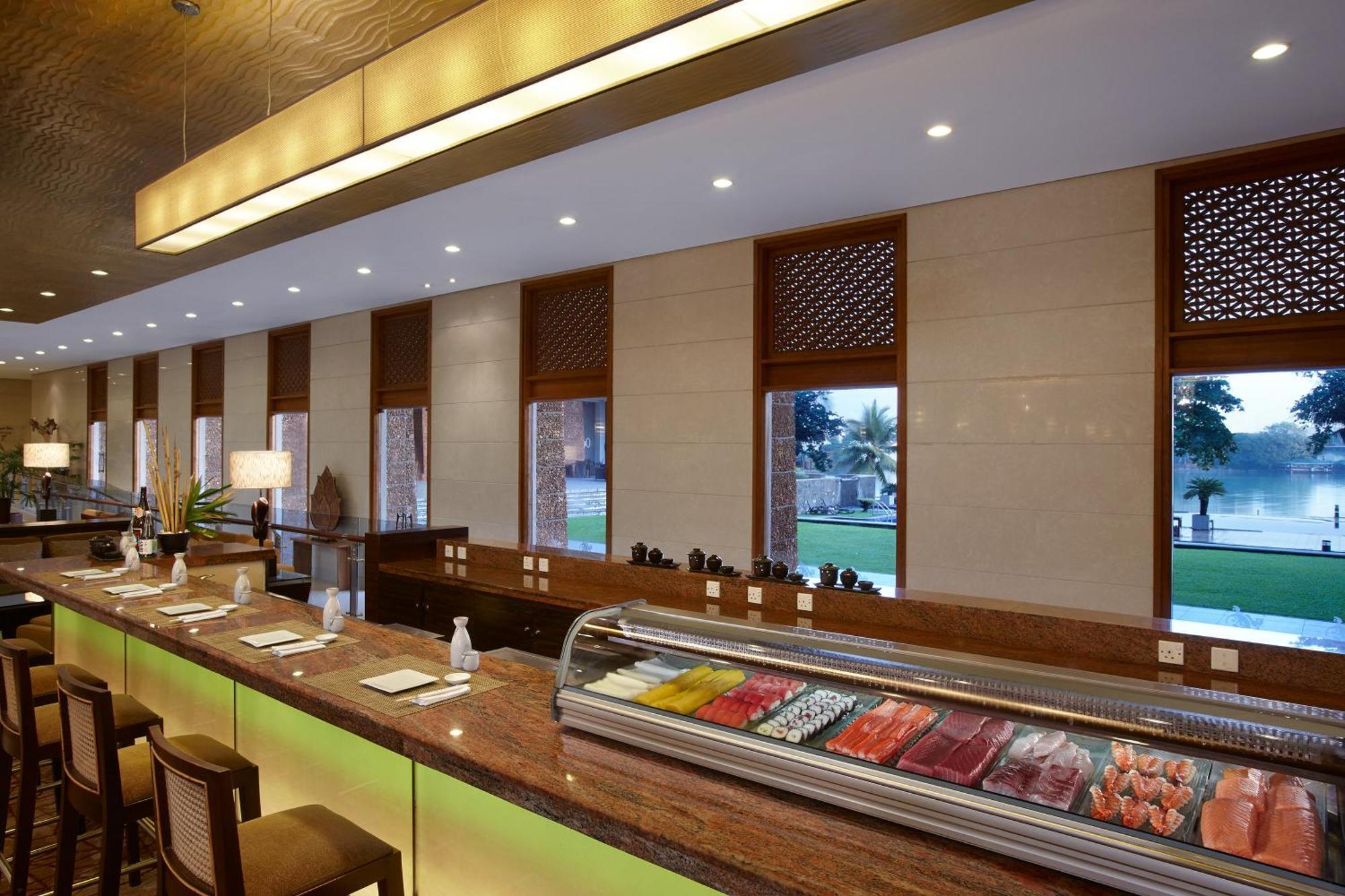 Cinnamon Lakeside Colombo Ngoại thất bức ảnh Sushi bar at the Taj Bengal