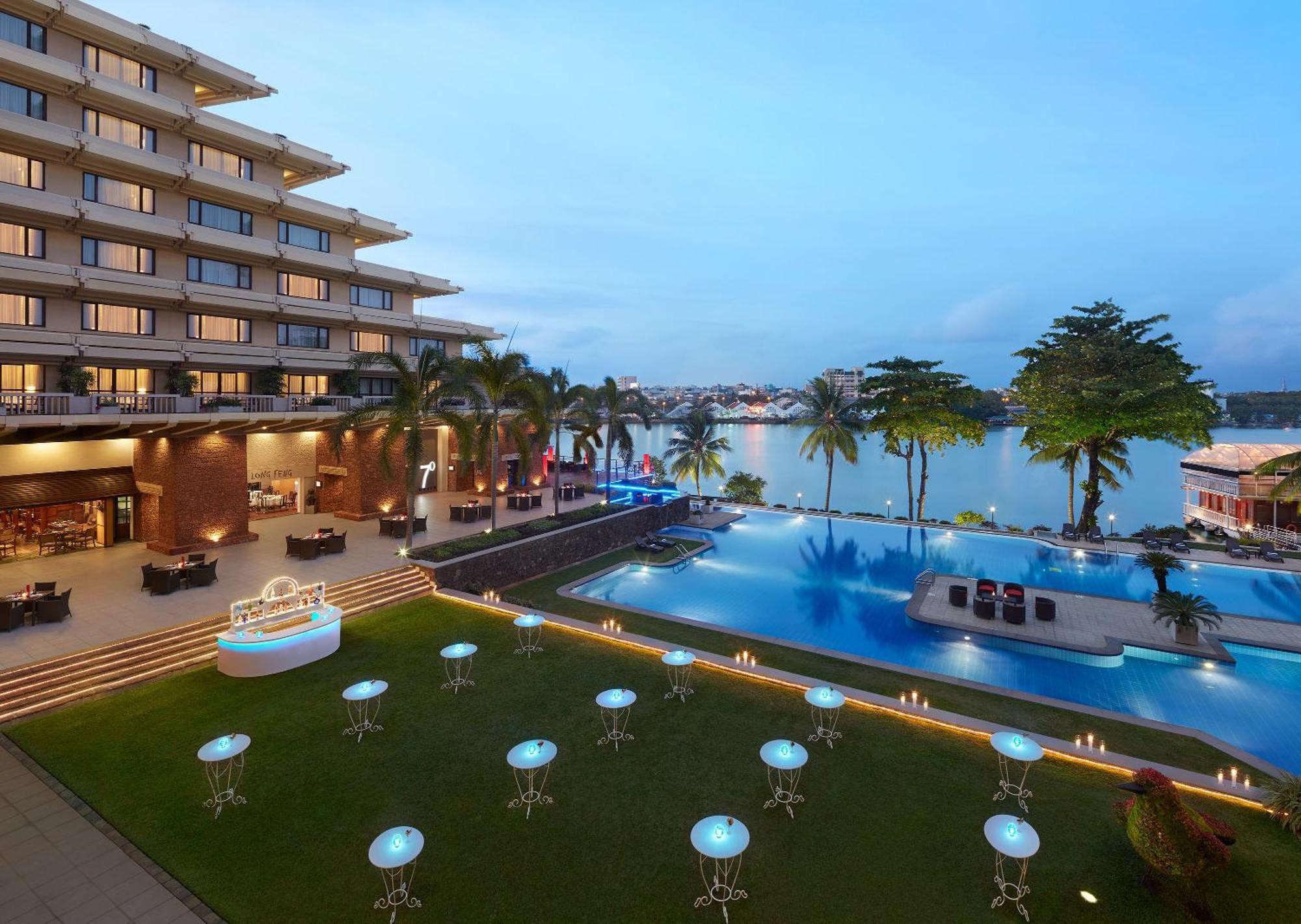Cinnamon Lakeside Colombo Ngoại thất bức ảnh The pool at the Westin