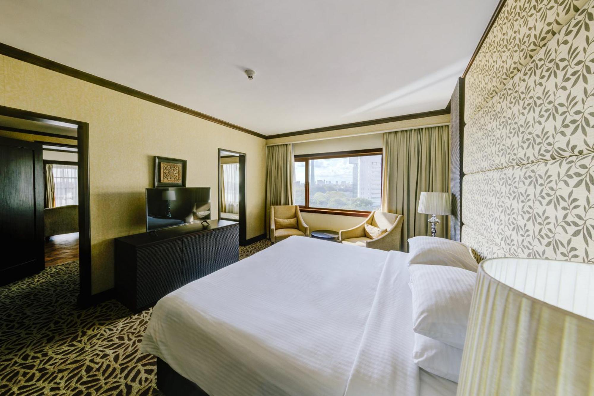 Cinnamon Lakeside Colombo Ngoại thất bức ảnh A bedroom at the hotel