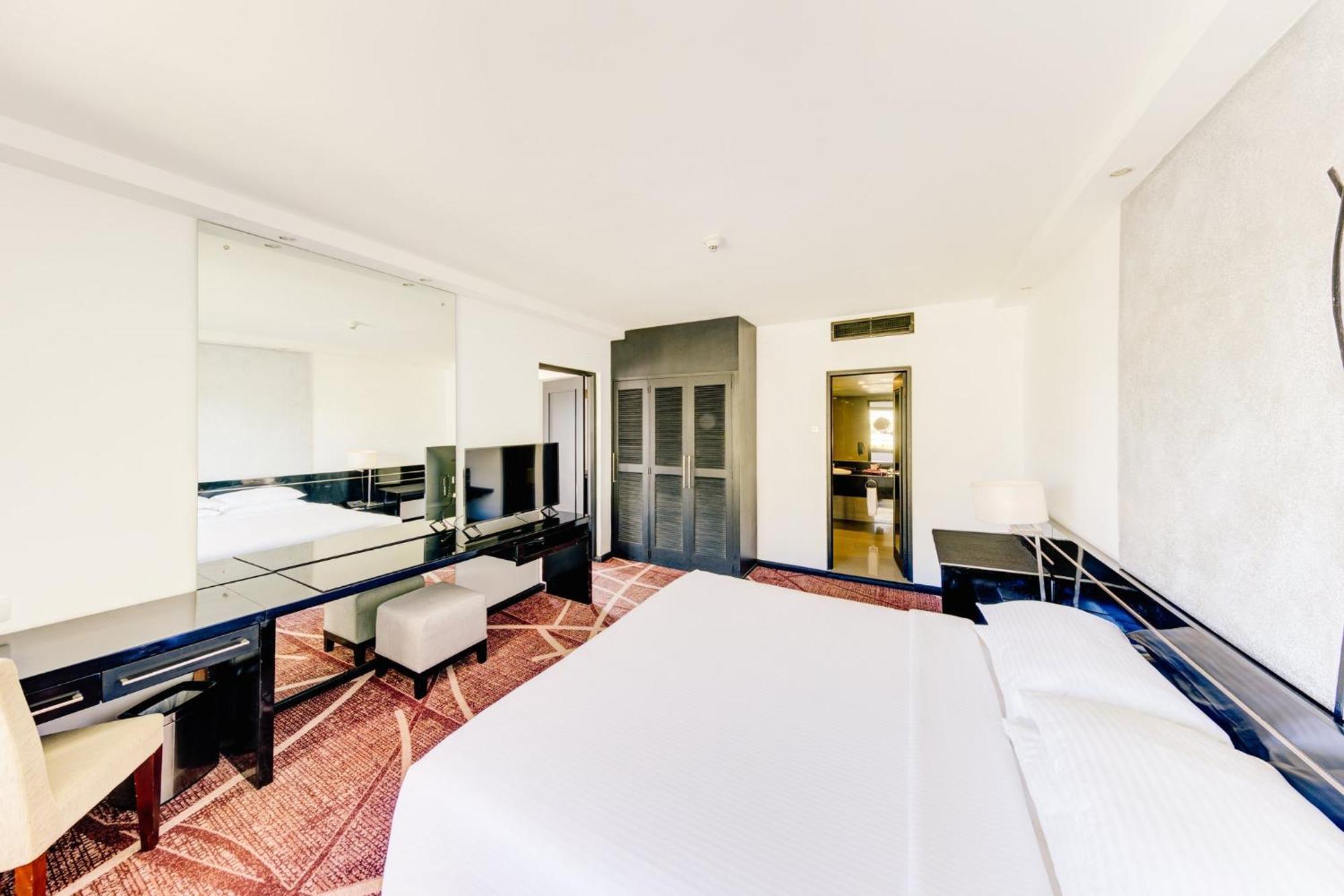 Cinnamon Lakeside Colombo Ngoại thất bức ảnh A room at the hotel