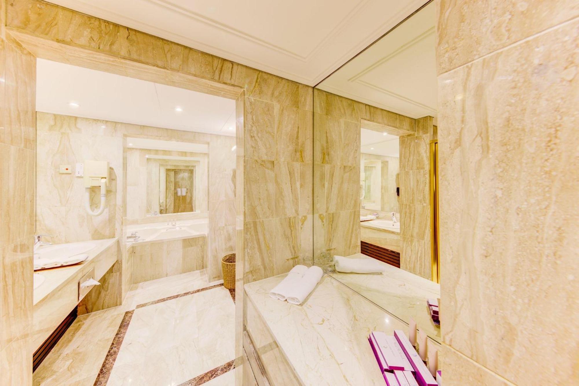 Cinnamon Lakeside Colombo Ngoại thất bức ảnh Bathroom