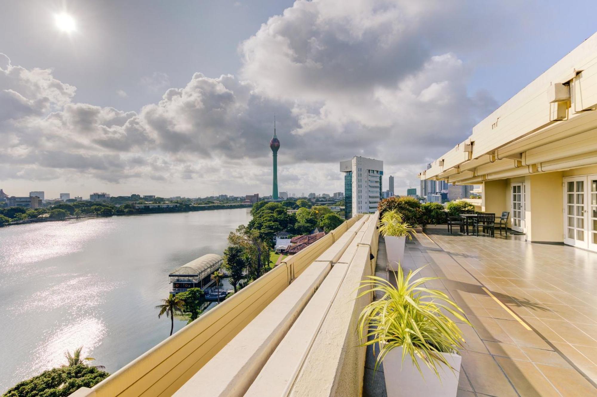Cinnamon Lakeside Colombo Ngoại thất bức ảnh View of the river from the hotel